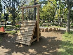 「中野区の1日遊べるおすすめ公園5選　遊具充実＆ドッグラン併設も」の写真