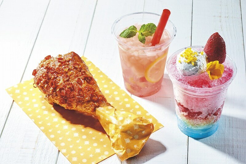 （左から）スーパーホット！ ターキーレッグ（1,000 円）、ピーチジュレ・ソーダ（650 円）、フラッペサンデー 〜ストロベリー＆ブルーハワイ〜（750 円）