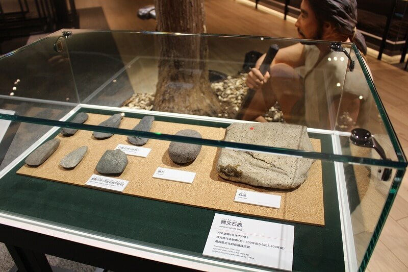 遺跡から発掘された石器や木器なども展示