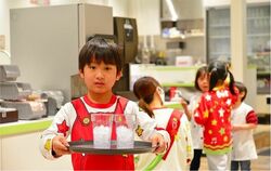 「大阪の人気テーマパークで夏限定のお仕事体験　試食＆お給料も！」の写真