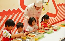 「大阪の人気テーマパークで夏限定のお仕事体験　試食＆お給料も！」の写真