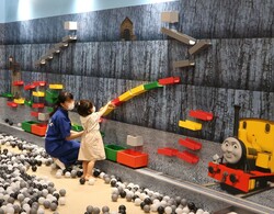 「玉野市「おもちゃ王国」で学べる体験型「トーマス」イベント開催」の写真