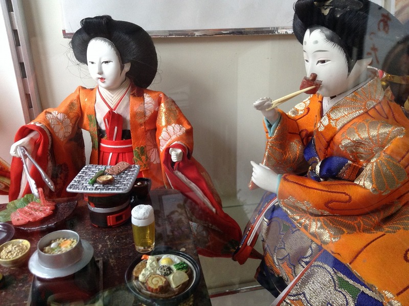 焼肉を楽しむお雛さまたち