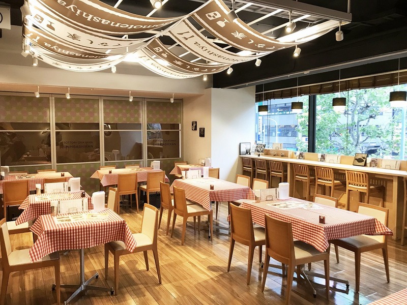 明るい店内で、鳥取県と岡山県の特産物を使ったメニューが楽しめます