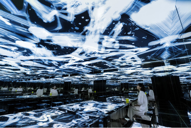 虚像反転無分別  / Reversible Rotation - Non-Objective Space teamLab, 2021, Digital Installation, Sound: Hideaki Takahashi