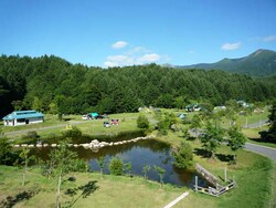 自然豊かなキャンプ場にはさまざまなサイトが広がる