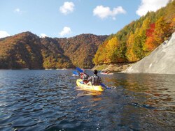 隣接する「ならまた湖」ではカヌー体験も
