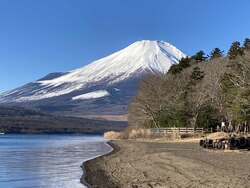 富士山を望む山中湖畔のキャンプ場