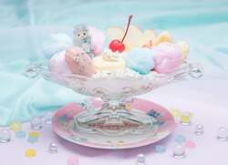 ゆめいろプリンアラモード1,540円（スーベニアプレート＋3,300円、アクリルピック＋550円）