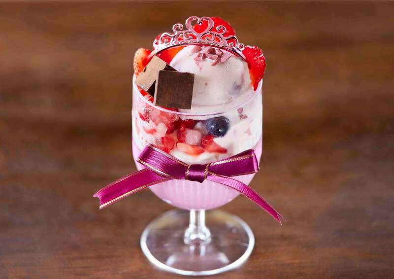 バレンタインオリジナルルビーチョコパフェ 1,000円　※数量限定（場所：アムステルダムシティ「ショコラ夫人の旧邸」）