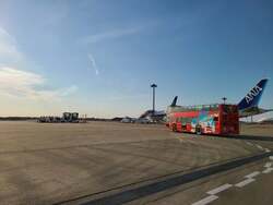 「成田空港を2階建てバスで巡る見学ツアー！　飛行機を間近に体感」の写真