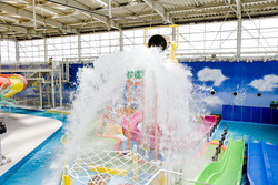 「大阪の1年中遊べる子連れにおすすめの室内プール6選　冬もOK！」の写真
