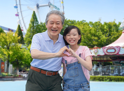 「稲城市「よみうりランド」で小学生以下＆60歳以上がペアでお得！」の写真