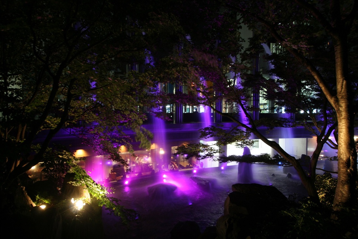 大阪市「梅田スカイビル」でホタル観賞！ 入場無料で楽しめる | いこー