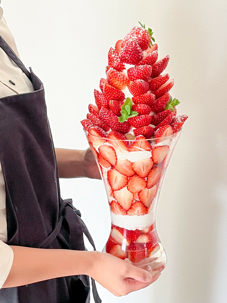 美作市で超巨大「いちご狩りパフェ」登場 いちご1kg＆高さ40cm | いこ