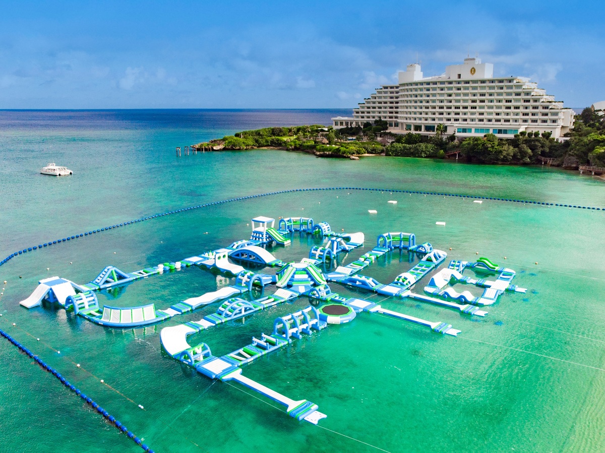 日本最大級の海上アスレチック「万座オーシャンパーク」がオープン