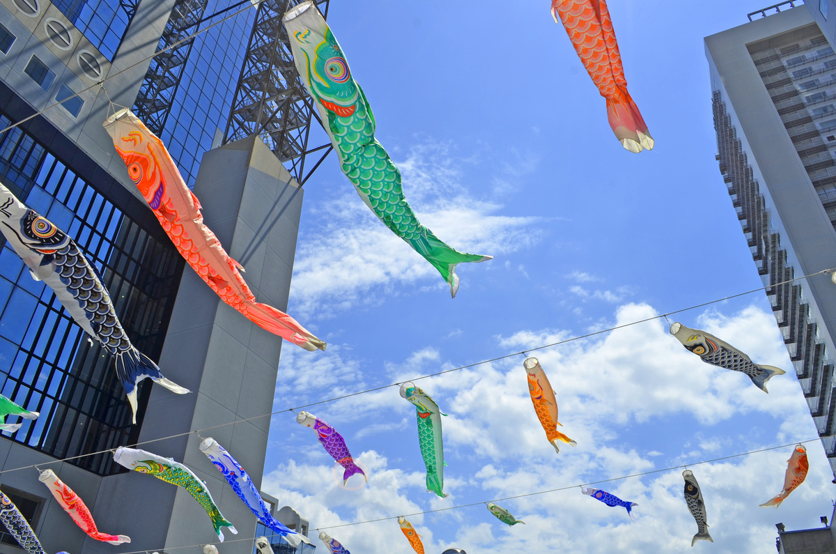 約100匹の鯉のぼりが泳ぐ梅田スカイビルのGW！ 子供向けクイズラリーも