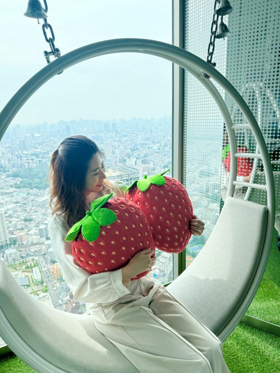 サンシャイン60展望台でストロベリームーン観賞会 「アポロチョコ」の