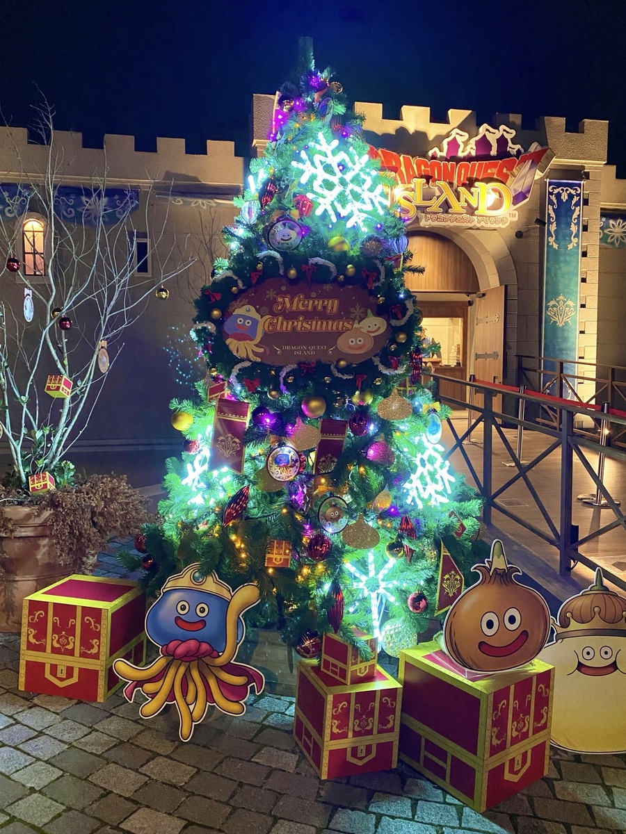 ドラクエファン必見！南青山にスライムのクリスマスツリー登場 