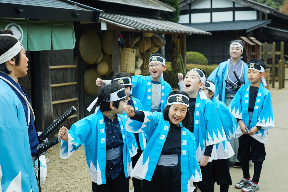 栃木・日光江戸村で親子で忍者修行に挑戦！ びしょ濡れ必至の水掛神輿