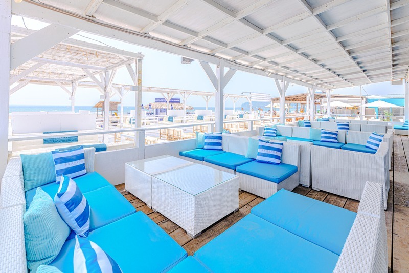 鎌倉・由比ヶ浜に全席ソファ席の海の家が2025年も登場！ 湘南の味覚や