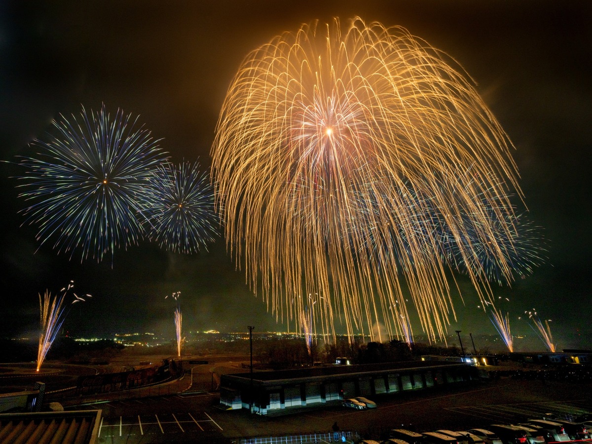 富士山×桜×花火の絶景競演！富士スピードウェイで春の花火大会 奇跡の