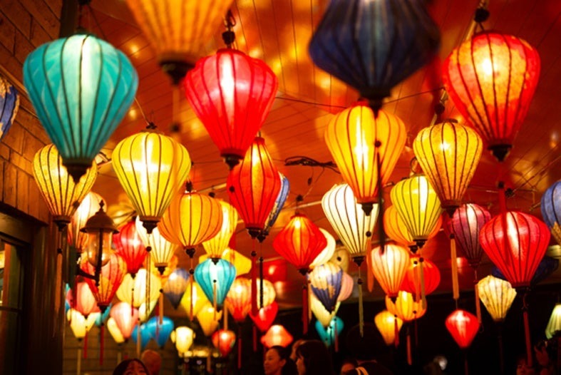 多摩ニュータウンで幻想的な夜市開催！ 色とりどりのベトナムランタン