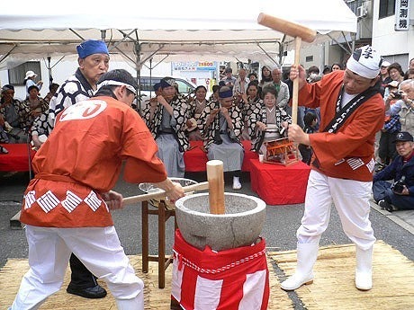 福岡市でつきたてお餅が無料！創業120周年の石村萬盛堂本店前で「博多