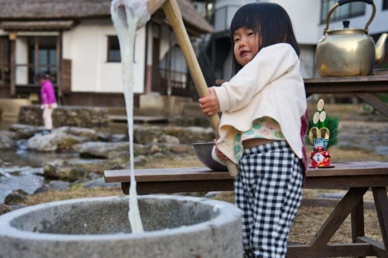 愛知県岡崎市のグランピングで日本文化に触れよう！ 臼と杵で本格