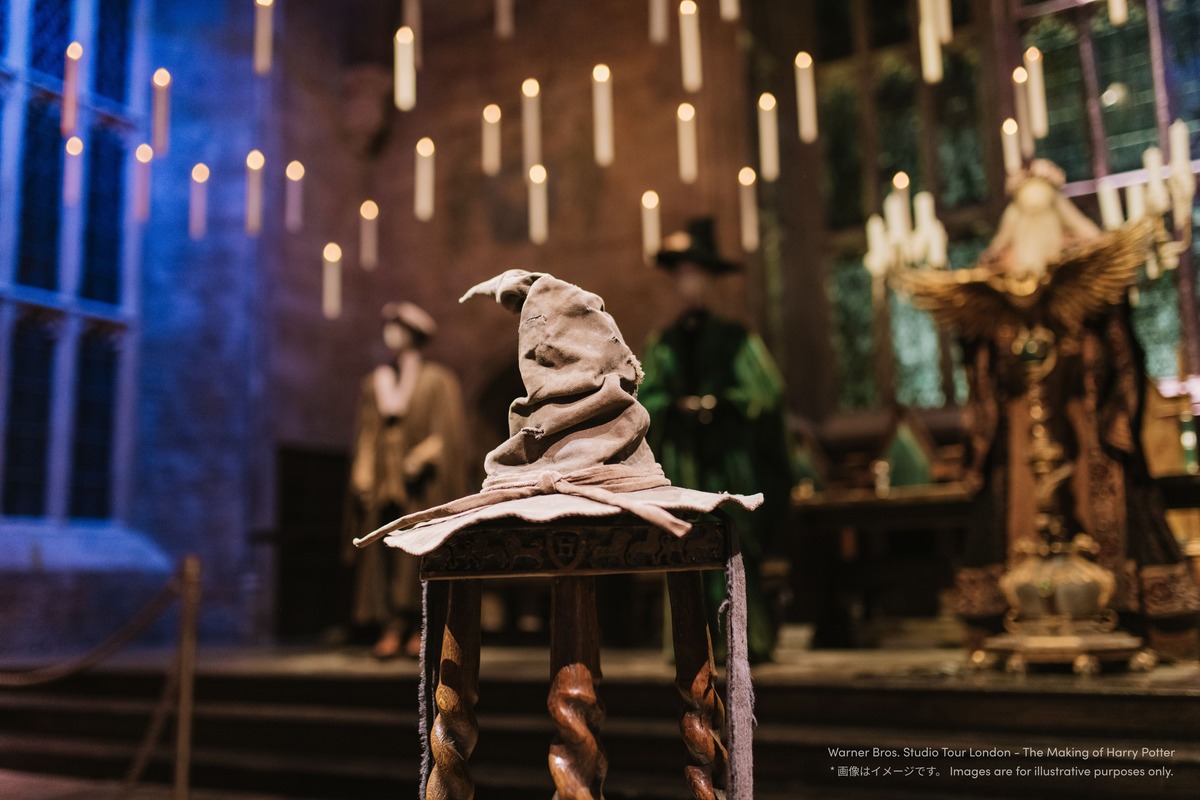 組分け帽子や透明マントの裏側公開！ハリポタ『賢者の石』25周年