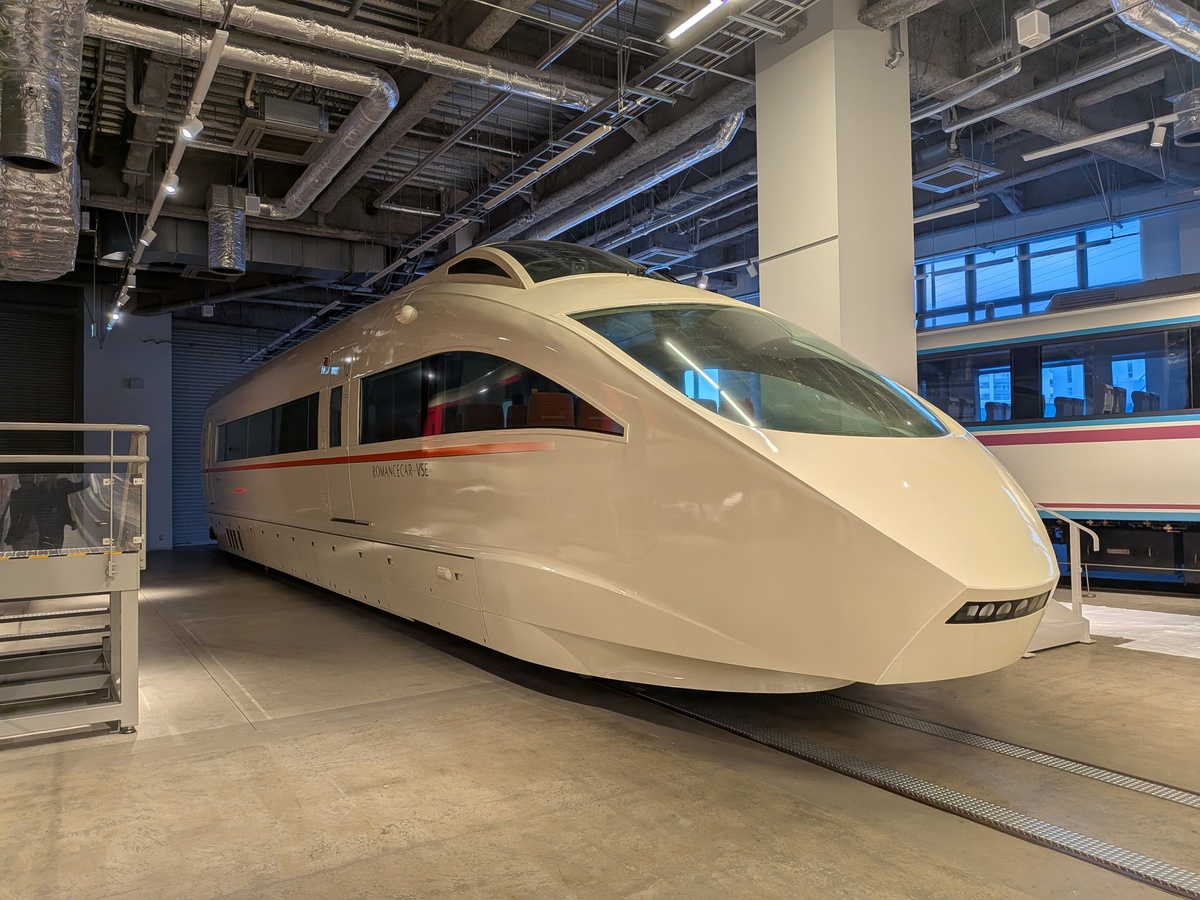 白いロマンスカーVSEが海老名で展示開始！乗務員体験や原寸大図面も