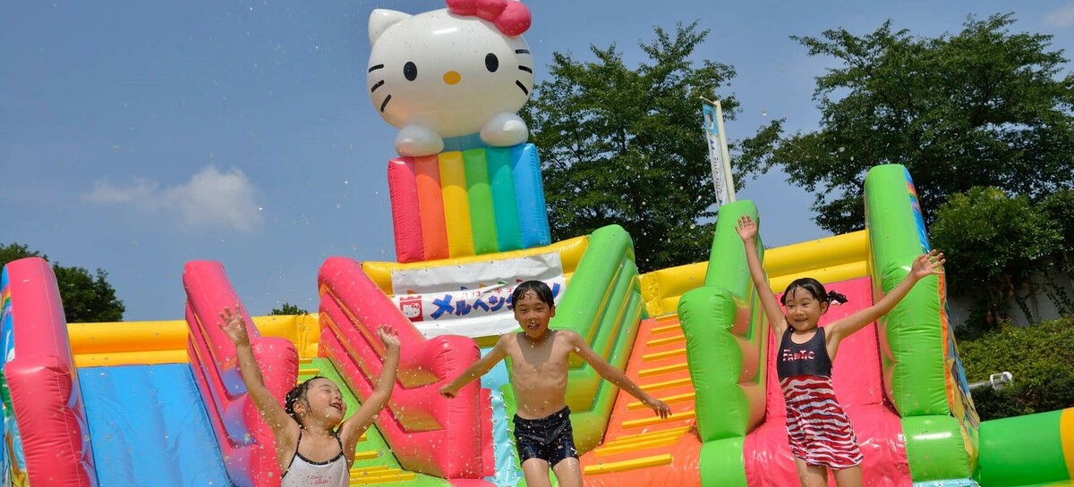 キティのウォーターパークが大人気！ 1日遊べる親子向けプール | いこ