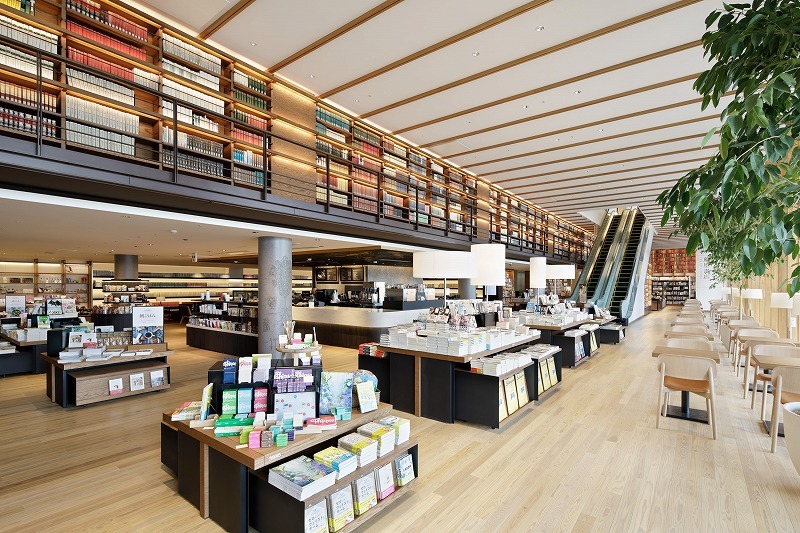 年中無休の大型図書館がOPEN！ 駅隣接＆子供フロア＆芝生広場も | いこ