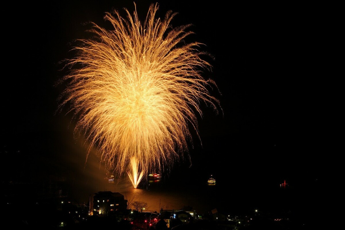 日没直後に上がる花火 芦ノ湖トワイライト花火大会 初開催 いこーよニュース